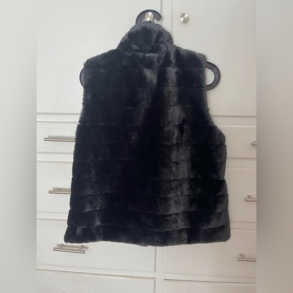 🆕 Chico’s quilted reversible Black Faux Fur Vest approximate size 8 (Chico’s 1) - Picture 2 of 8